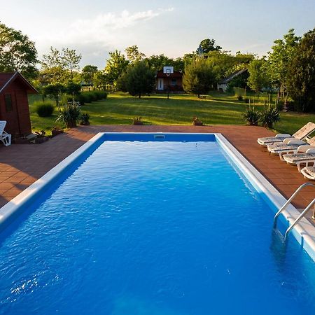 Tennis Guesthouse Ordacsehi Bagian luar foto