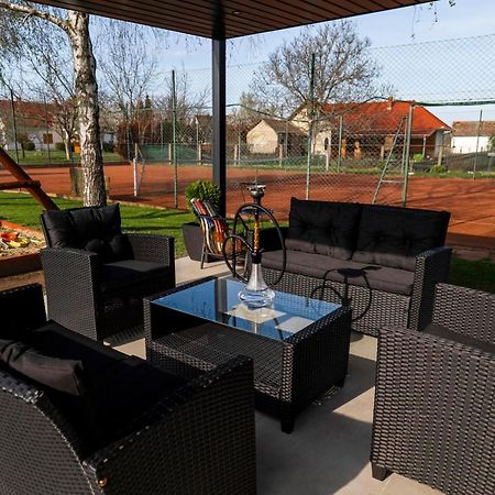 Tennis Guesthouse Ordacsehi Bagian luar foto