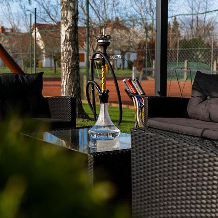 Tennis Guesthouse Ordacsehi Bagian luar foto