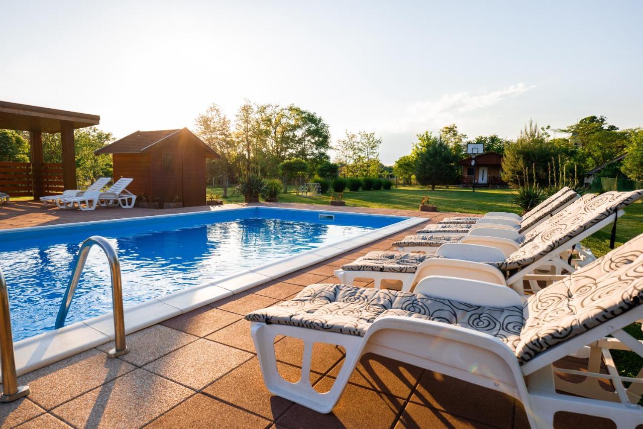 Tennis Guesthouse Ordacsehi Bagian luar foto