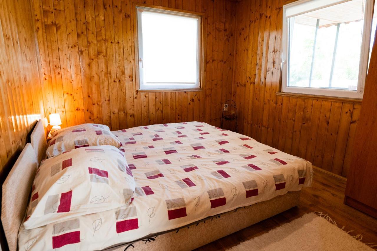 Tennis Guesthouse Ordacsehi Bagian luar foto