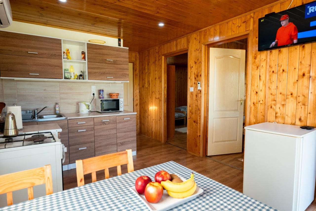 Tennis Guesthouse Ordacsehi Bagian luar foto