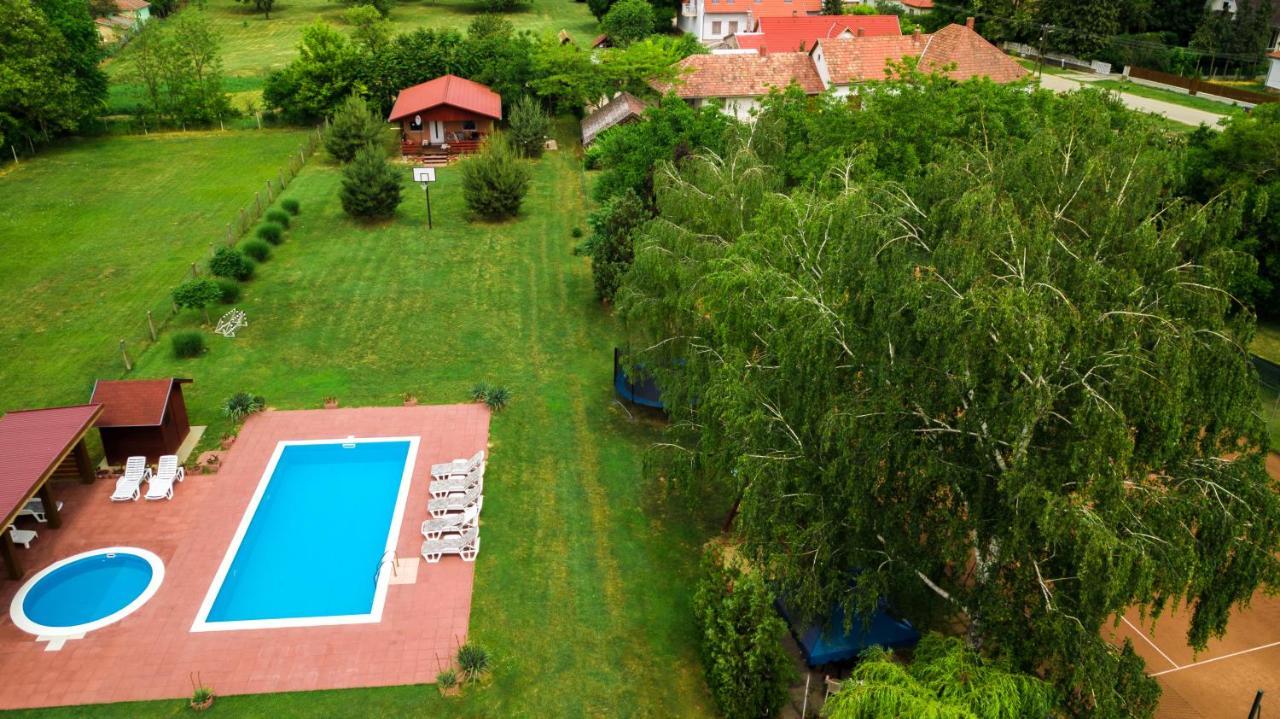 Tennis Guesthouse Ordacsehi Bagian luar foto