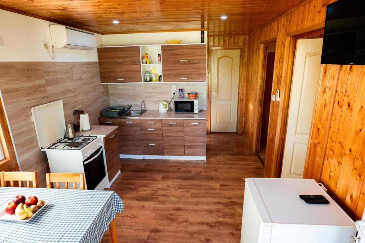Tennis Guesthouse Ordacsehi Bagian luar foto