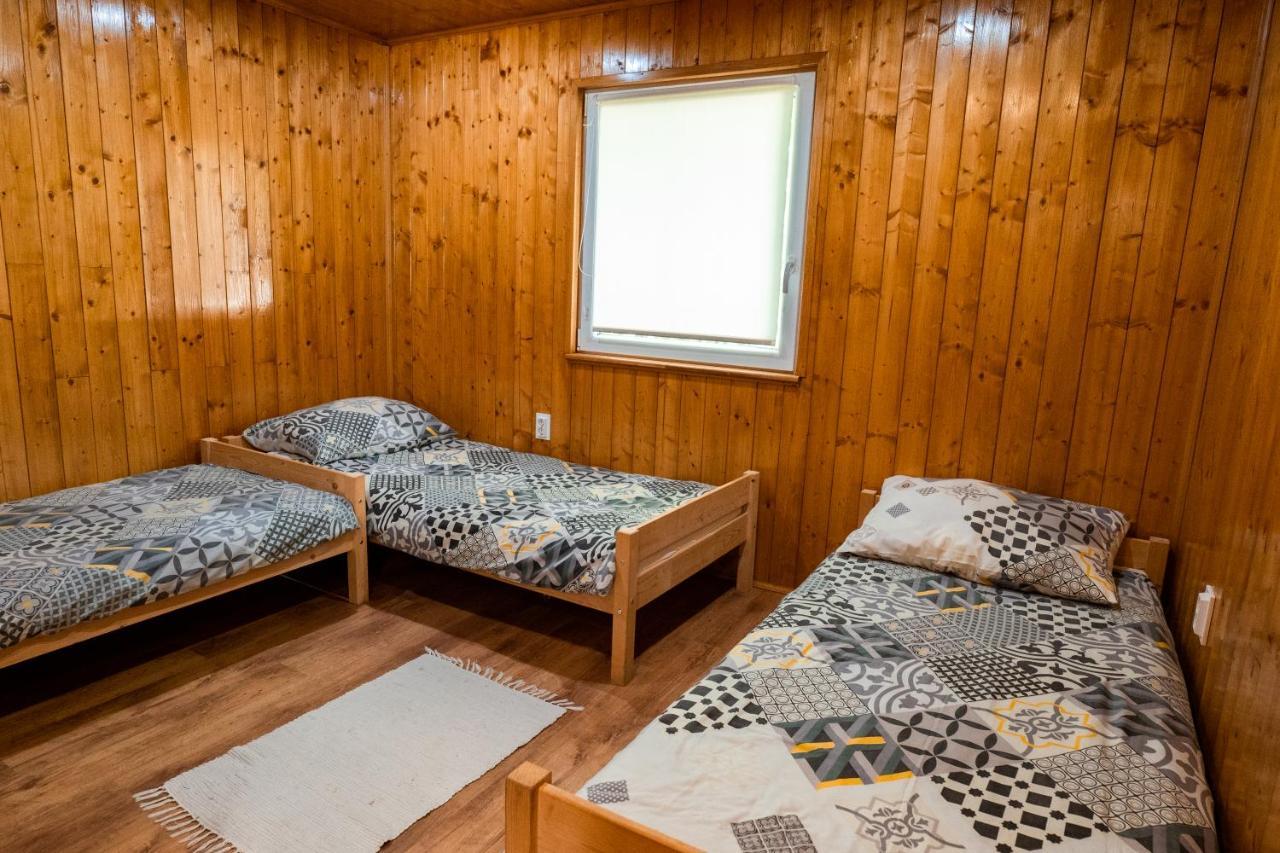 Tennis Guesthouse Ordacsehi Bagian luar foto