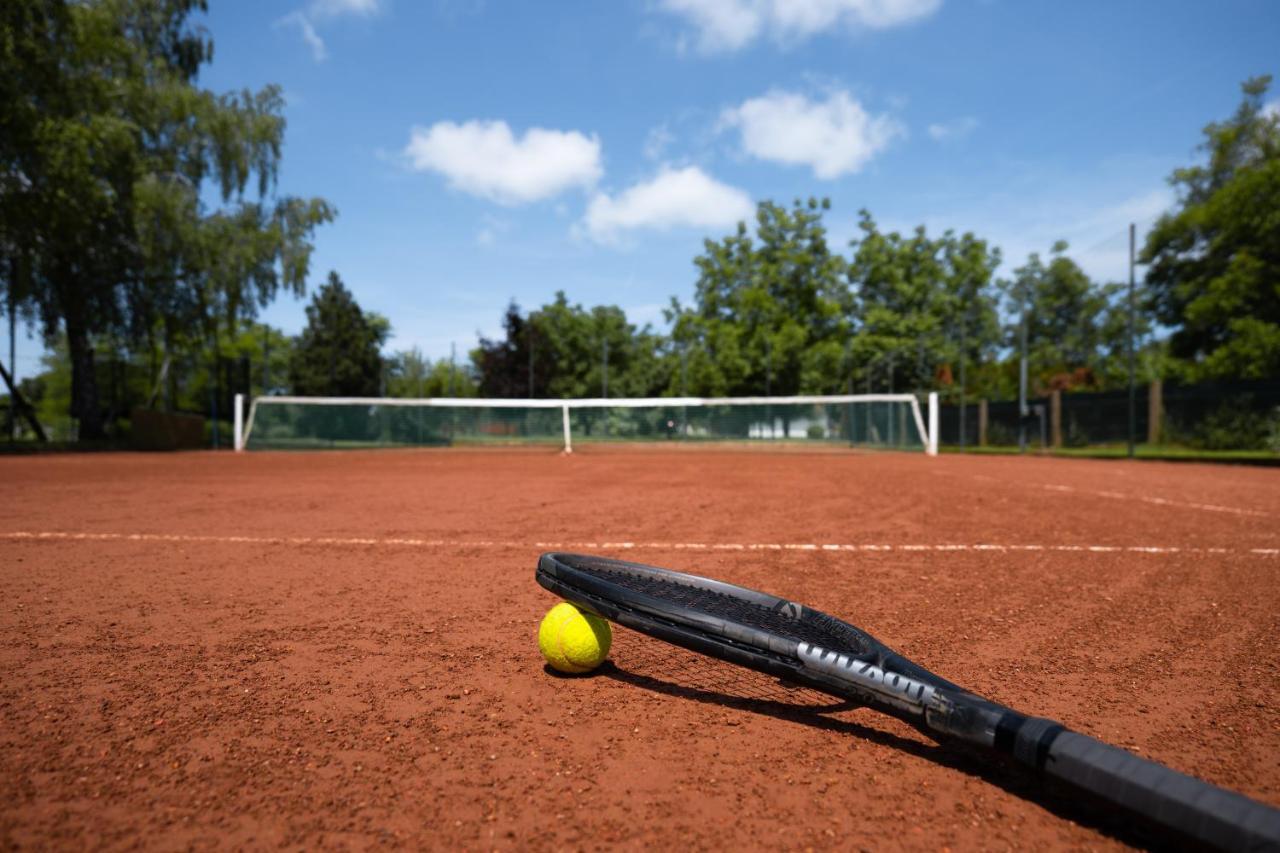 Tennis Guesthouse Ordacsehi Bagian luar foto
