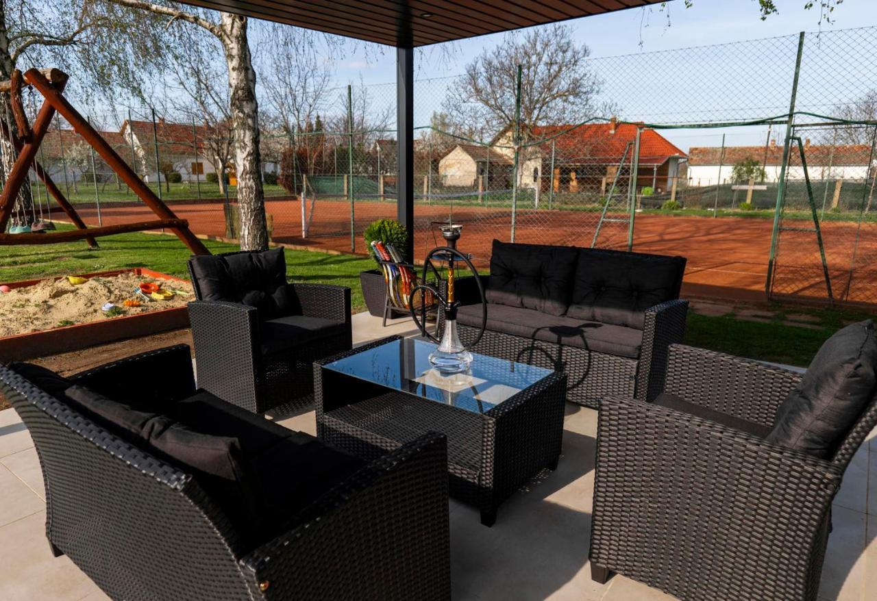Tennis Guesthouse Ordacsehi Bagian luar foto