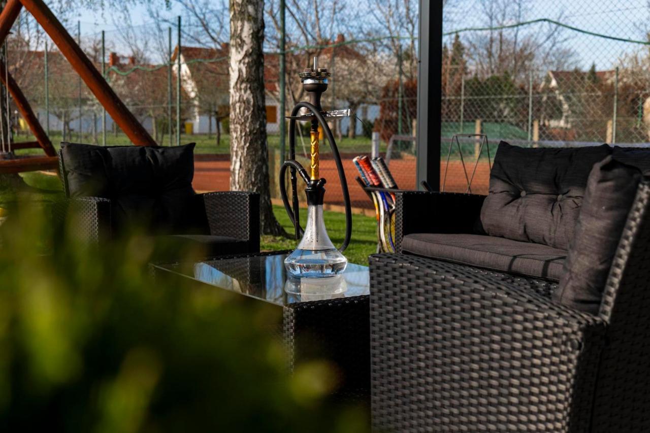 Tennis Guesthouse Ordacsehi Bagian luar foto