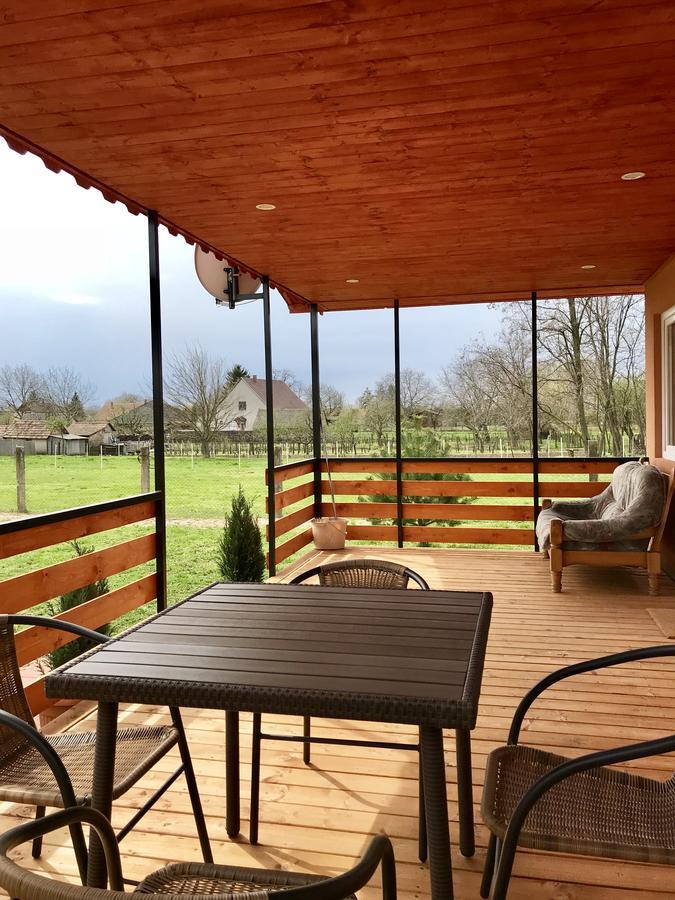 Tennis Guesthouse Ordacsehi Bagian luar foto